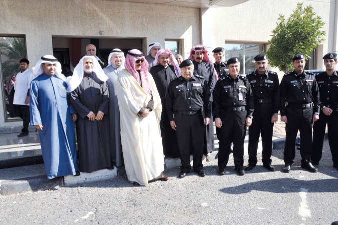 الشيخ محمد الخالد متوسطا الحضور امام ادارة الانتخابات احمد علي
