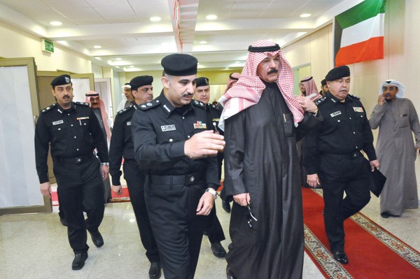 نائب رئيس الوزراء ووزير الداخلية الشيخ محمد الخالد لدى تفقده ادارة الانتخابات وبرفقته الوكيل الفريق سليمان الفهد والمقدم صلاح الشطي احمد علي