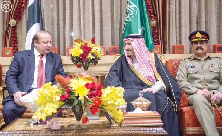 خادم الحرمين الشريفين الملك سلمان بن عبدالعزيز خلال استقباله رئيس وزراء باكستان نواز شريف في الرياض امس واس 