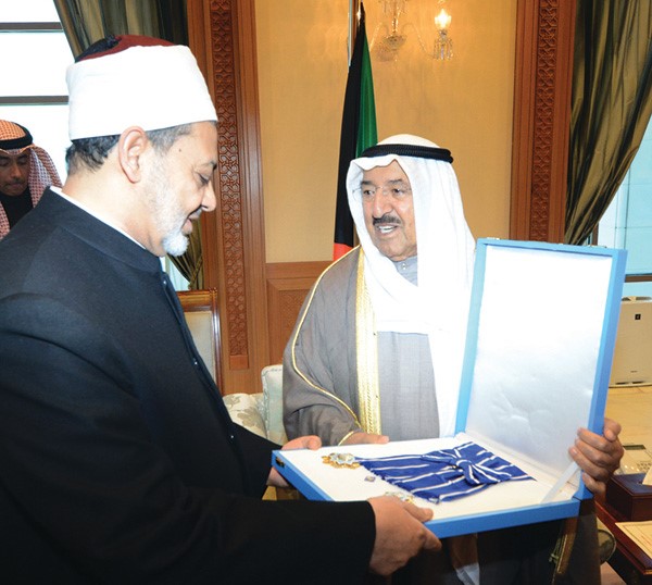 صاحب السمو الامير الشيخ صباح الاحمد يمنح شيخ الازهر د احمد الطيب وسام الكويت ذا الوشاح من الدرجة الممتازة