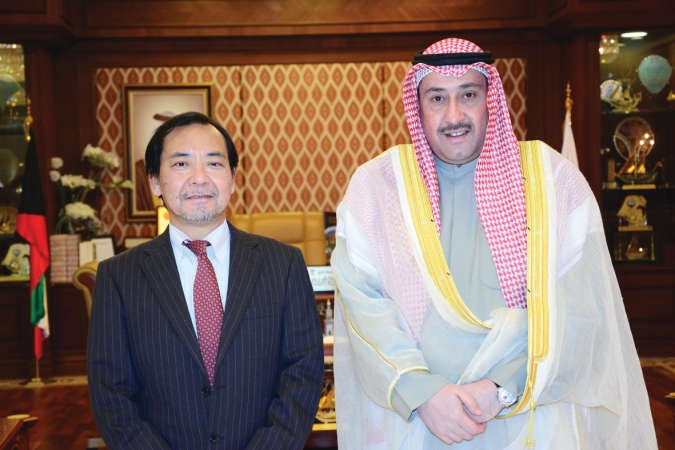 الشيخ فيصل الحمود مستقبلا السفير الياباني لدى الكويت