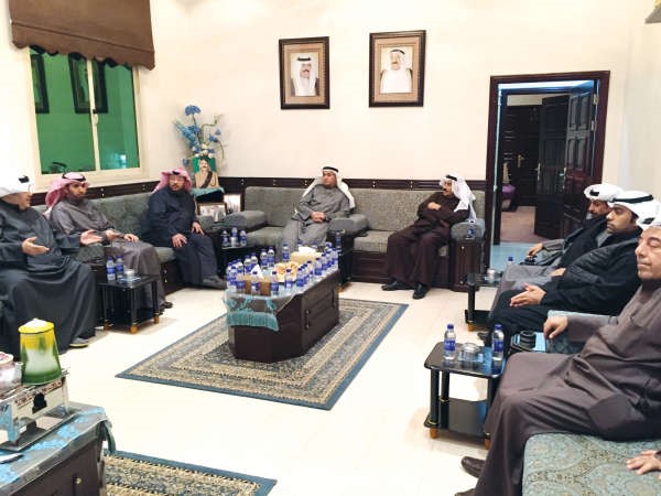 عدد من رواد ديوانية القويماني في مبارك الكبير ﻿