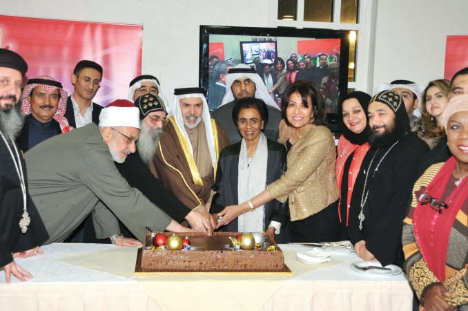 الشيخة فريحة الاحمد والسفير البحريني والقمص بيجول وعدد من الحضور يقطعون كيكة الاحتفال محمد هاشم