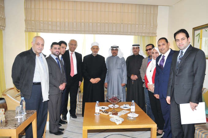 شيخ الازهر ودبدر الدويش ومستشار شيخ الازهر محمد عبدالسلام والسفير ياسر عاطف ودنبيل بهجت والزميلة سحر الببلاوي ومحمود حربي مع فريق الانباء﻿