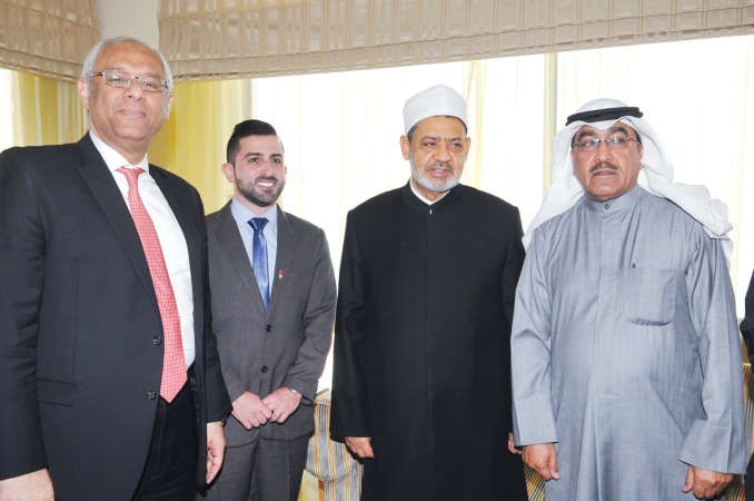 فضيلة الامام الاكبر داحمد الطيب متوسطا السفير المصري ياسر عاطف ونائب رئيس التحرير الزميل عدنان الراشد ومدير التحرير الزميل محمد الحسيني﻿