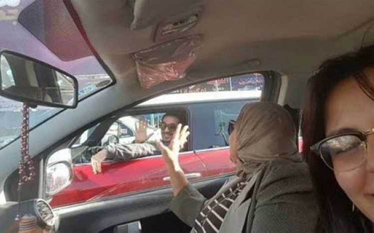 شاهد.. أحمد حلمي في لقطة طريفة مع معجبة وسط زحمة السير