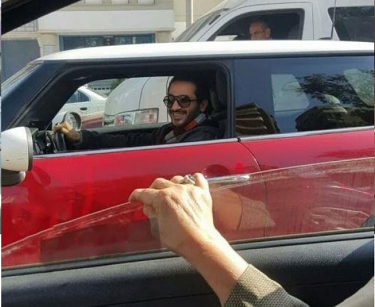 شاهد.. أحمد حلمي في لقطة طريفة مع معجبة وسط زحمة السير