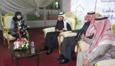 صورة.. إعلامية سعودية لم تتجاوز الـ12 عاماً تحاور ثلاثة محافظين