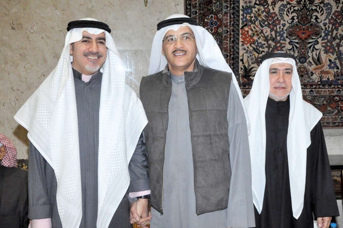 العميد مبارك العميري يهنئ يوسف الشطي ووالده يعقوب الشطي﻿