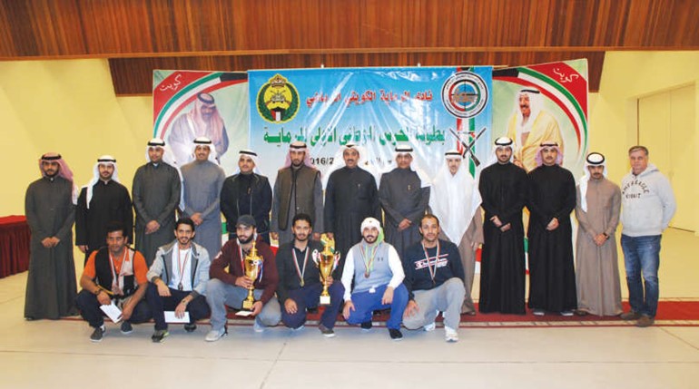 الحمد والعتيبي والعصيمي مع الابطال والمسؤولين في البطولة 