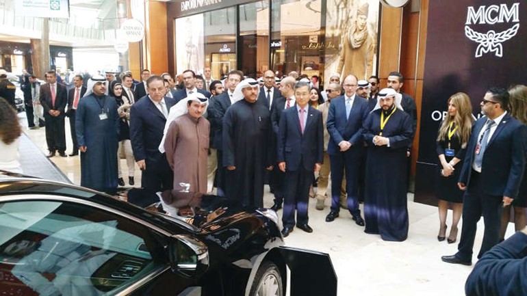 السفير الكوري والوفد الاعلامي متفقدا هيونداي جينيسيس وسنتينيال