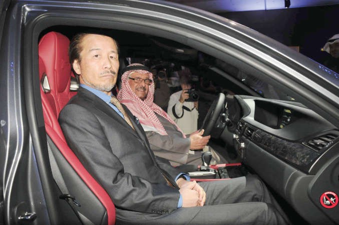 فيصل بدر الساير ويوكيهيكو ياغوتشي رئيس المهندسين من داخل مقصورة لكزس GS F الجديدة كليا