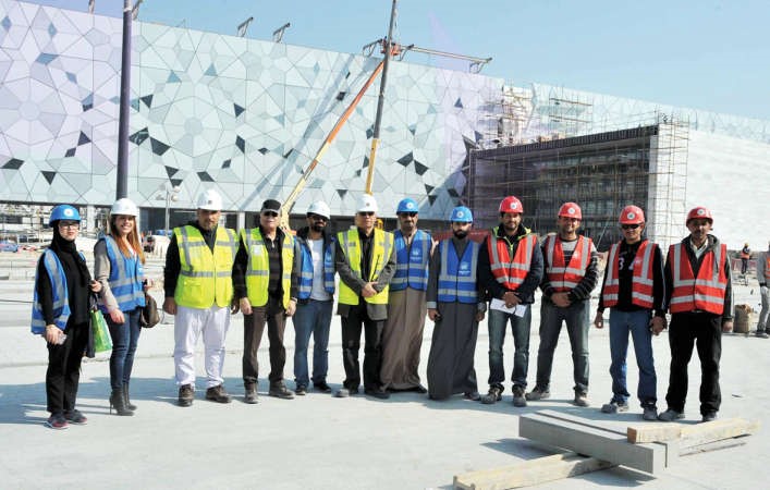 الزميل عبدالله بوفتين مع الصحافيين المشاركين بالجولة وعدد من مهندسي المشروع محمد هاشم