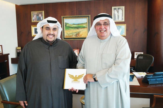 نائب رئيس مجلس الادارة التنفيذي في شركة المشاريع فيصل العيار مع رئيس اللجنة المنظمة لمؤتمر تمكين الشباب علي الابراهيم