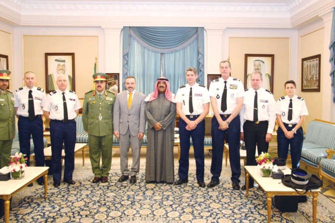 الشيخ مشعل الاحمد مستقبلا السفير كريستيان نخلة ومدير عام قوات الدرك الفرنسية الفريق اول دينيس فافيير﻿