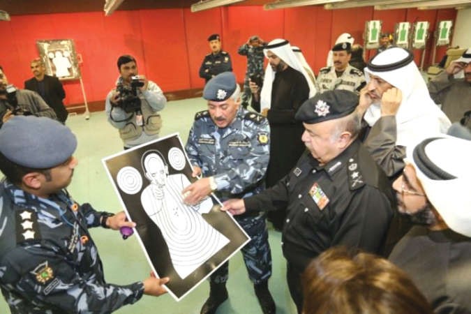 الفريق الفهد وضيوفه يستمعون لشرح من اللواء الدوسري ﻿