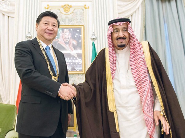 خادم الحرمين الشريفين الملك سلمان بن عبدالعزيز يقلد الرئيس الصيني قلادة الملك عبدالعزيز اعلى وسام في المملكة في قصر اليمامة بالرياض واس