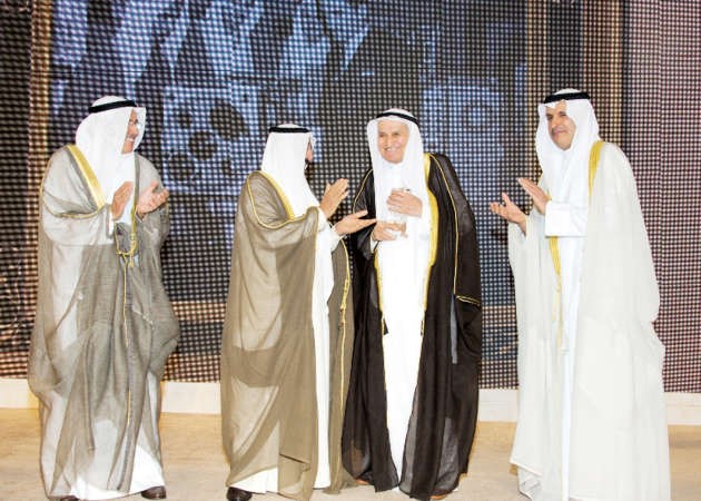 صاحب السمو الامير الشيخ صباح الاحمد مكرما محمد صالح بهبهاني رحمه الله خلال احتفال البنك الوطني بمرور 60 عاما على انشائه