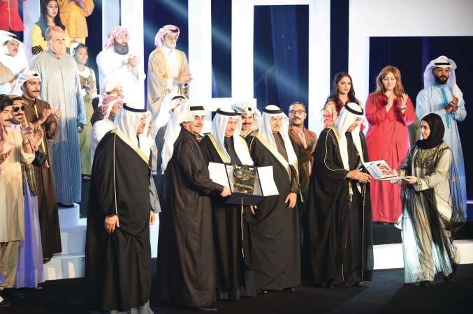 سمو رئيس الوزراء يكرم الفنان عبدالحسين عبدالرضا 