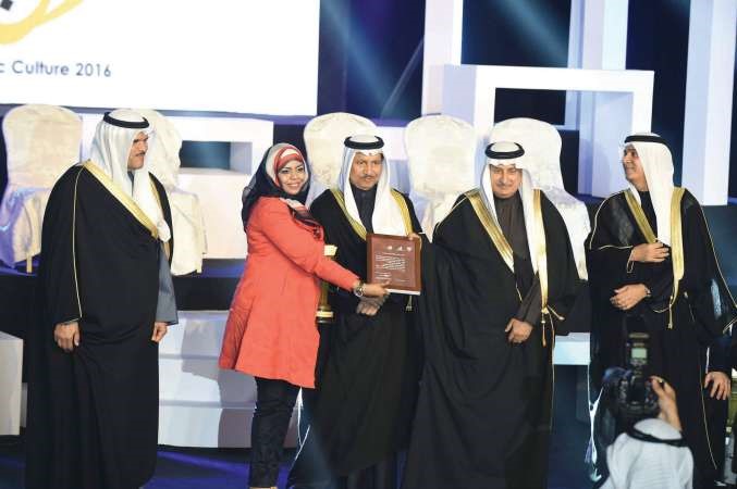 درع تكريمية للكاتبة والاديبة امل الرندي 
