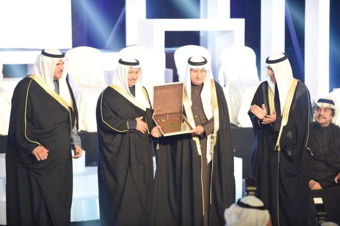 دعبدالعزيز التويجري مكرما سمو رئيس الوزراء 