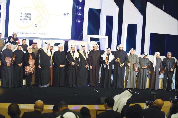 سمو رئيس الوزراء الشيخ جابر المبارك والشيخ سلمان الحمود يتوسطان شيخ الازهر داحمد الطيب والمكرمين خلال الاحتفال 