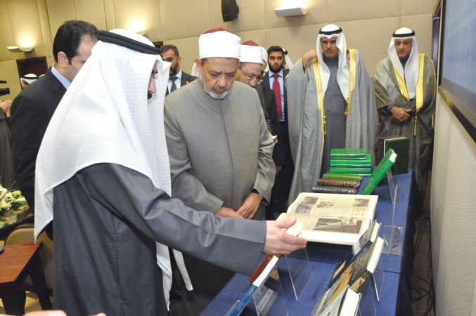 الطيب يطلع على احد المؤلفات في المكتبة الوطنية 