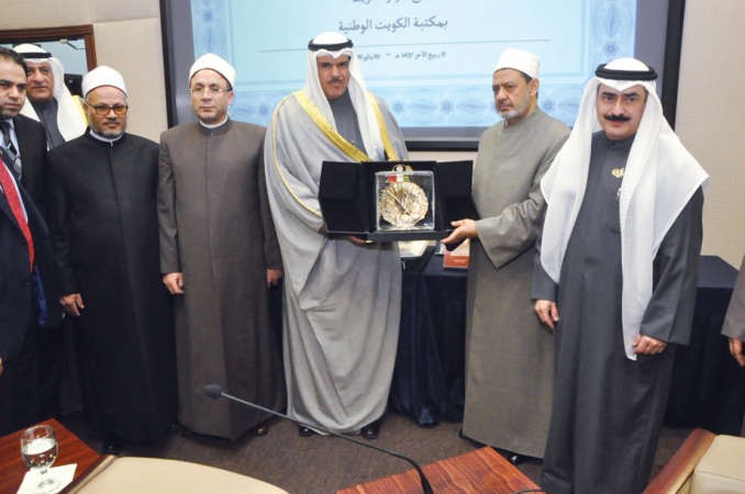 الحمود يقدم درعا تكريمية الى شيخ الازهر ويبدو كامل العبد الجليلاحمد علي 