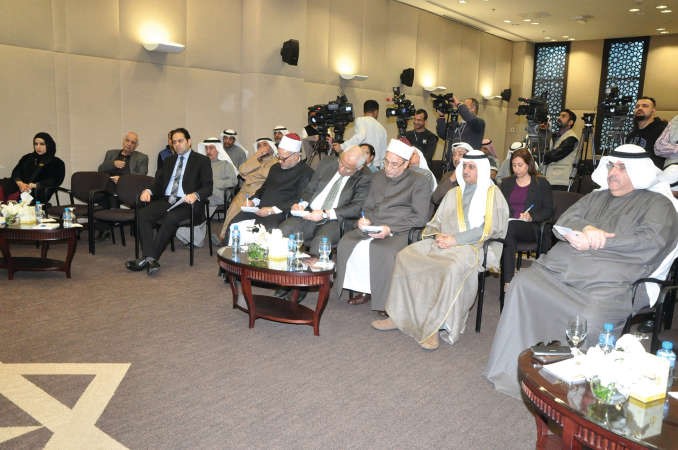 د بدر الدويش وعدد من الحضور خلال اللقاء 