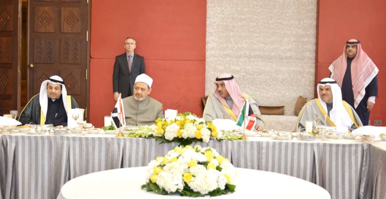 الخالد والطيب والصانع خلال المادبة﻿