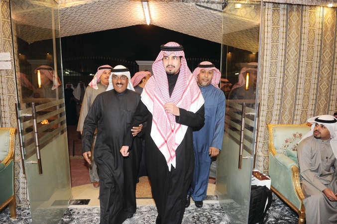 صاحب السمو الملكي الامير سعود بن سلمان لدى زيارته الى ديوان العفتان وفي استقباله جفران العفتان
