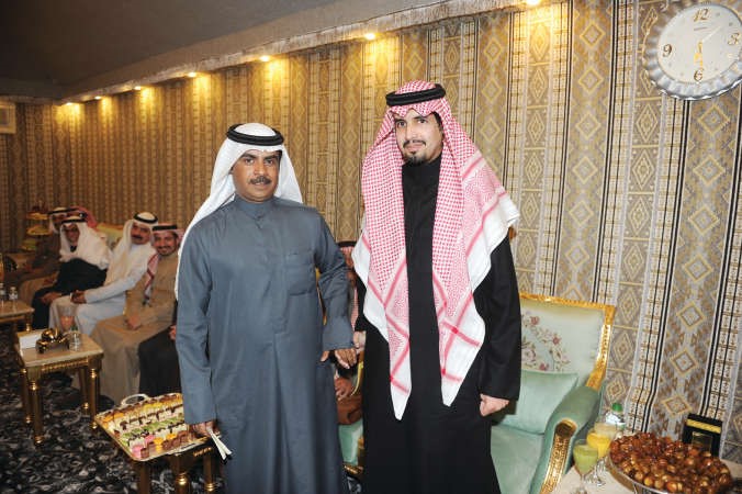 صاحب السمو الملكي الامير سعود بن سلمان مع الشاعر عزيز الحسيني