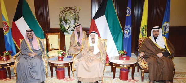 صاحب السمو الامير الشيخ صباح الاحمد وسمو ولي العهد الشيخ نواف الاحمد وسمو رئيس الوزراء الشيخ جابر المبارك خلال استقبال اعضاء لجنة السياسات والتنمية الادارية للمجلس الاعلى للتخطيط حيث قدموا لصاحب السمو شرحا حول مشروع استغلال الجزر الكويتية الشرقية