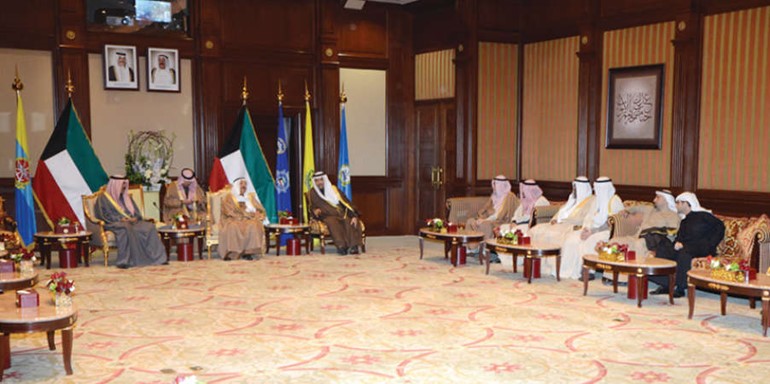 صاحب السمو الامير الشيخ صباح الاحمد مستقبلا اعضاء لجنة السياسات والتنمية الادارية بالمجلس الاعلى للتخطيط بحضور سمو ولي العهد الشيخ نواف الاحمد وسمو رئيس الوزراء الشيخ جابر المبارك ﻿