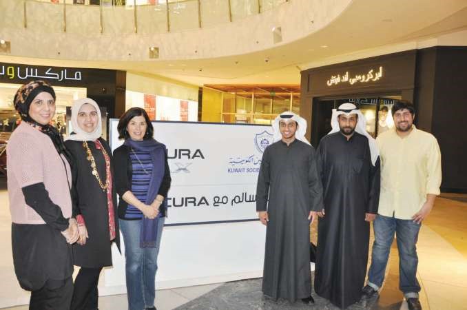 اعضاء جمعية المهندسين خلال استقبالهم حرم السفير الاميركي بالمعرض
