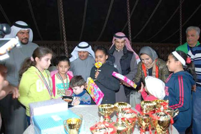 محمد ضيف الله شرار والشيخ صباح الناصر وامثال الحويلة مع عدد من المشاركين