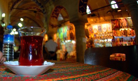 تركي ضاعفوا عليه سعر كوب الشاي ففتح النار على المقهى