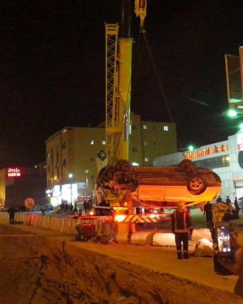 بالصور.. نجاة أسرة سعودية بعدما هوت سيارتهم بحفرة عميقة في شارع ببريدة