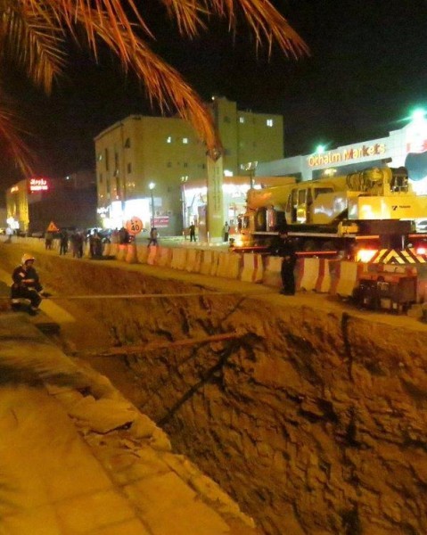 بالصور.. نجاة أسرة سعودية بعدما هوت سيارتهم بحفرة عميقة في شارع ببريدة