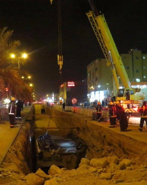 بالصور.. نجاة أسرة سعودية بعدما هوت سيارتهم بحفرة عميقة في شارع ببريدة