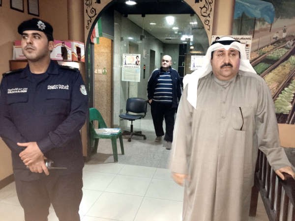 طارق القطان ورئيس مخفر الصالحية المقدم الشيخ خالد حمد الخالد خلال الحملة