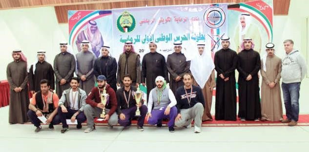  العميد الركن بدر حمد وعدد من الحضور مع الفائزين في البطولة﻿