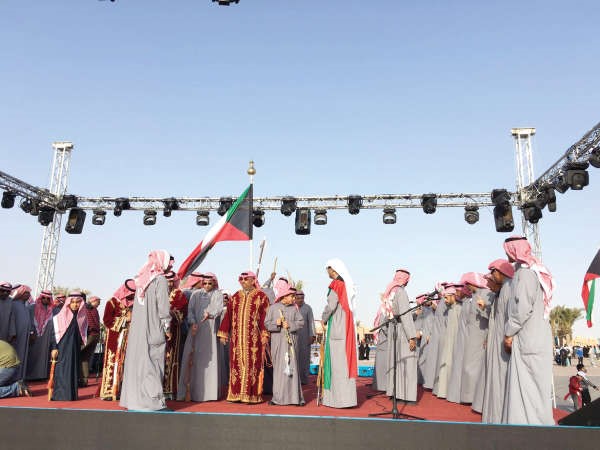 عروض الفرق الشعبية في القرية﻿
