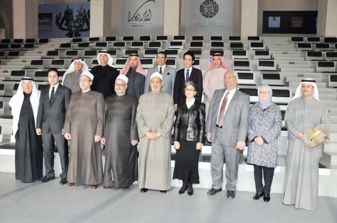 د احمد الطيب والوفد المرافق مع الشيخة حصة الصباح﻿