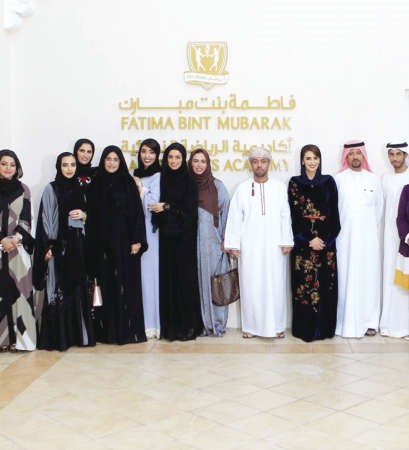 سالم الحبسي واعضاء اللجنة النسوية الخليجية 