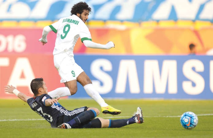السعودي عبدالرحمن الغامدي يسدد على مرمى اليابان