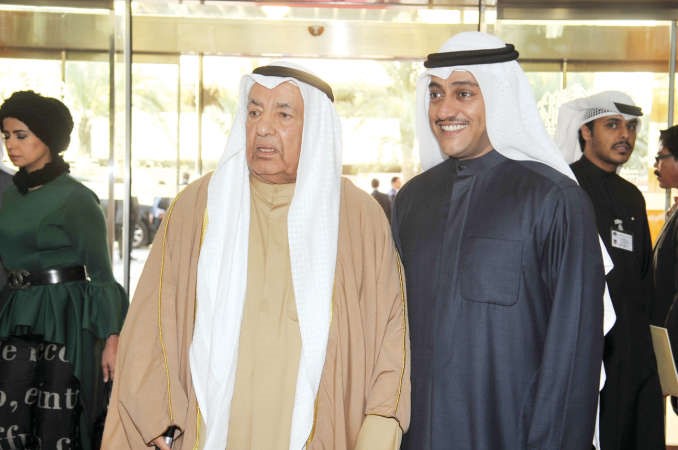 طلال جاسم الخرافي وعلي الغانم قبل بدء اعمال منتدى الاعمال الكويتيالمكسيكي﻿