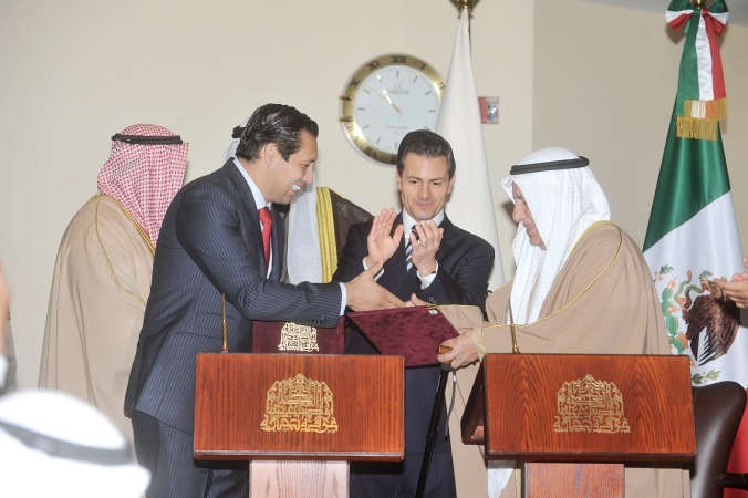 علي الغانم لدى توقيعه بروتوكول تعاون مع ممثل غرفة التجارة المكسيكية﻿