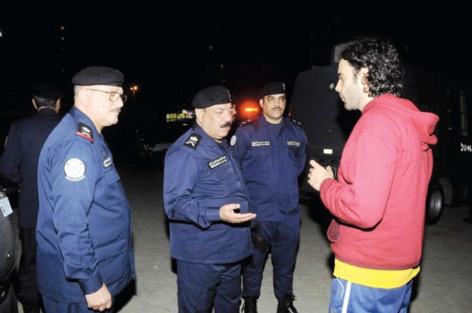 اللواء عبدالفتاح العلي يطلب من وافد هويته 