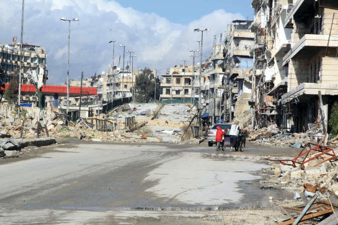 سوريون يجرون عربة قرب جسر حيالشعار في حلب رويترز